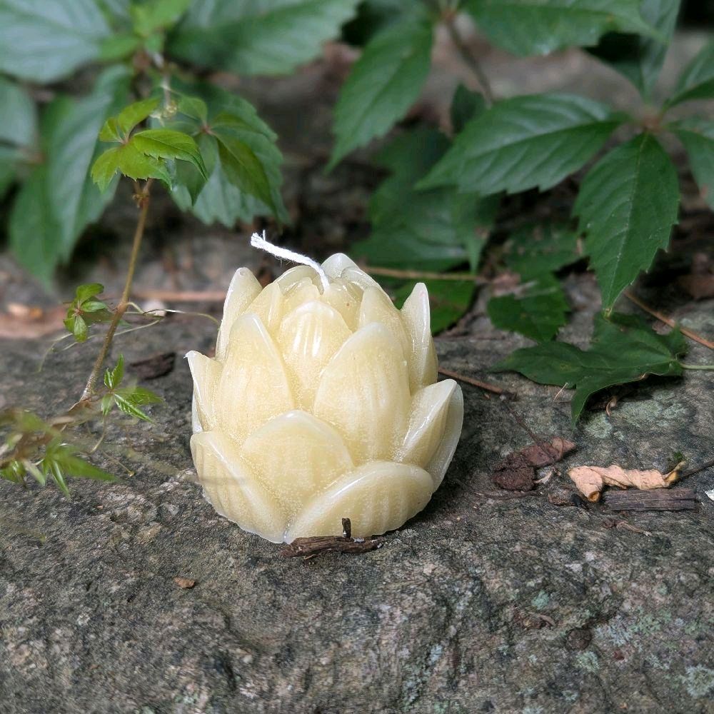 Small Lotus Soy Wax Ritual Candles - Unique Flower Shape Candle Design in Customizable Colors and Scents for Personalized Decor Ornaments