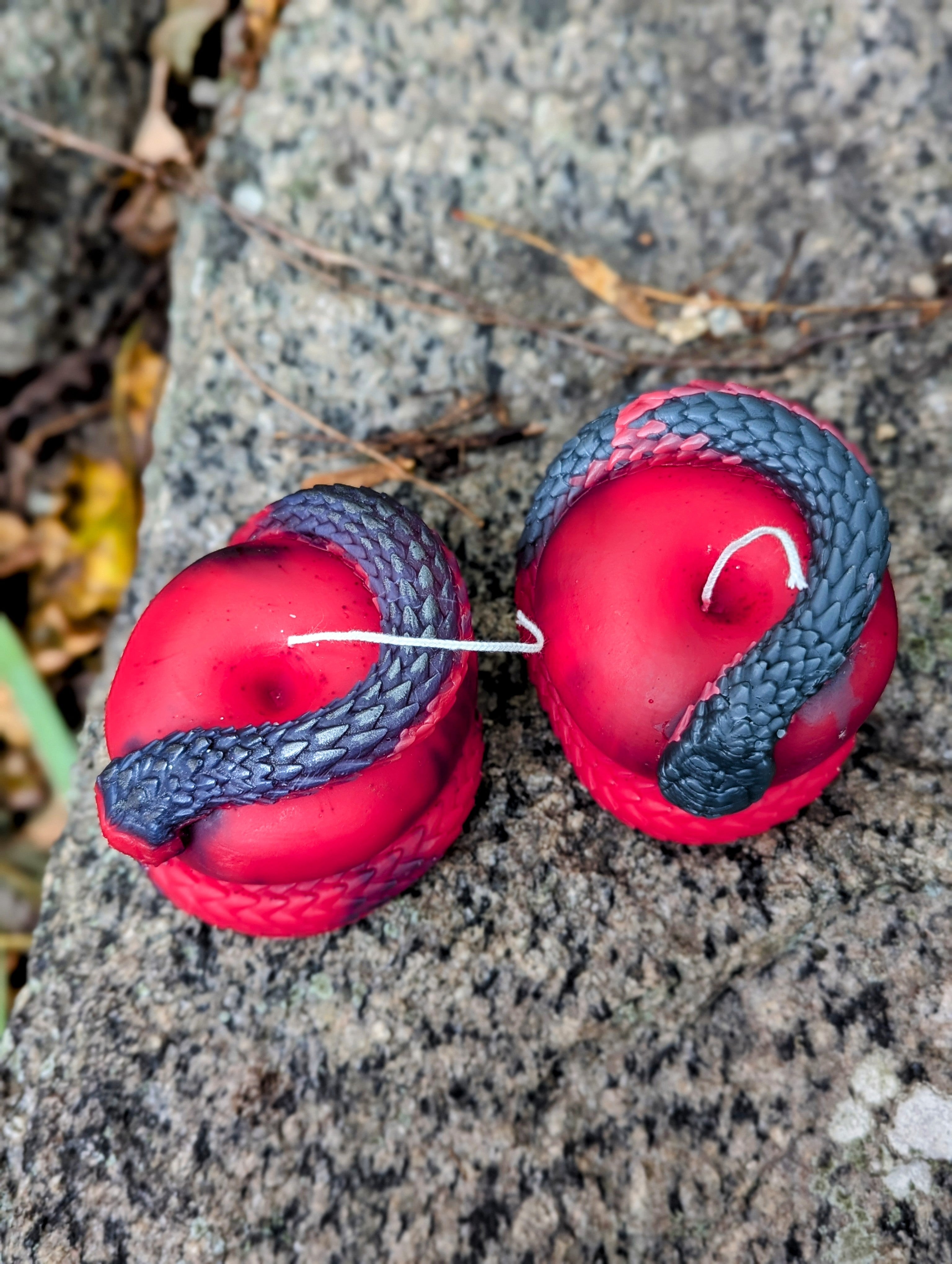 3D Apple Snake Handmade Candle - Unique Red & Black Design for Home Decor and Aromatherapy